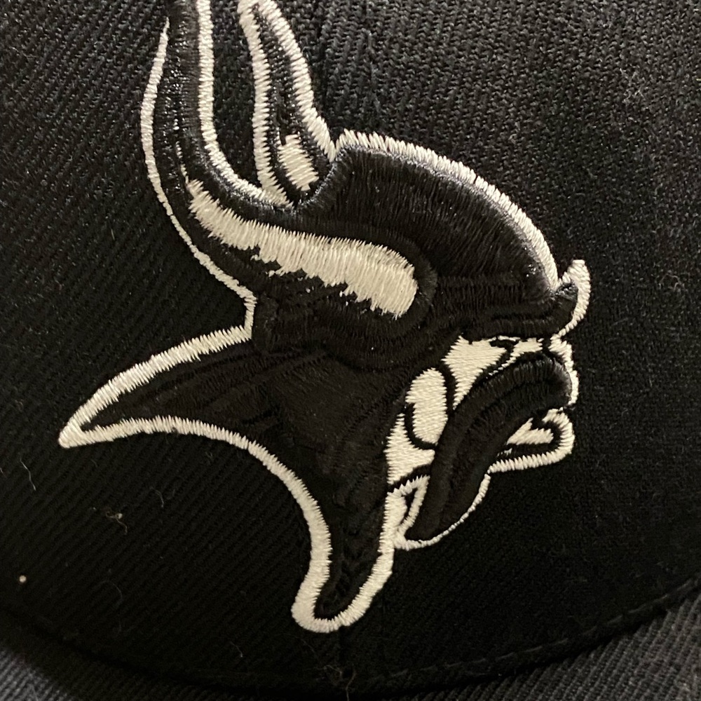 Reebok Headwear Minnesota Vikings Blacked Out Fitted Cap Size 7 3/8 - Picture 3 of 9